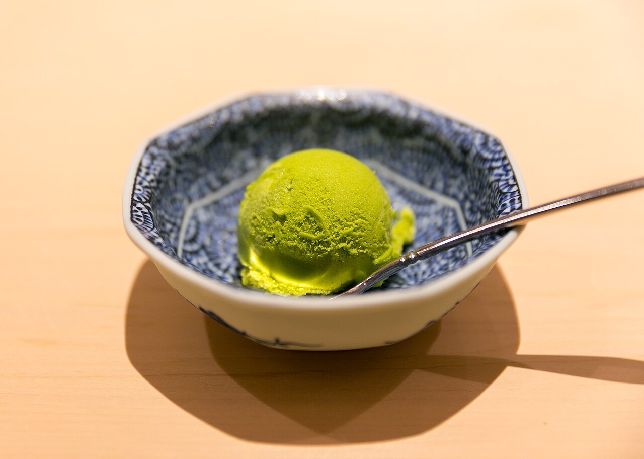 Glace au matcha dans un bol en céramique, pâtisserie et cuisine au matcha